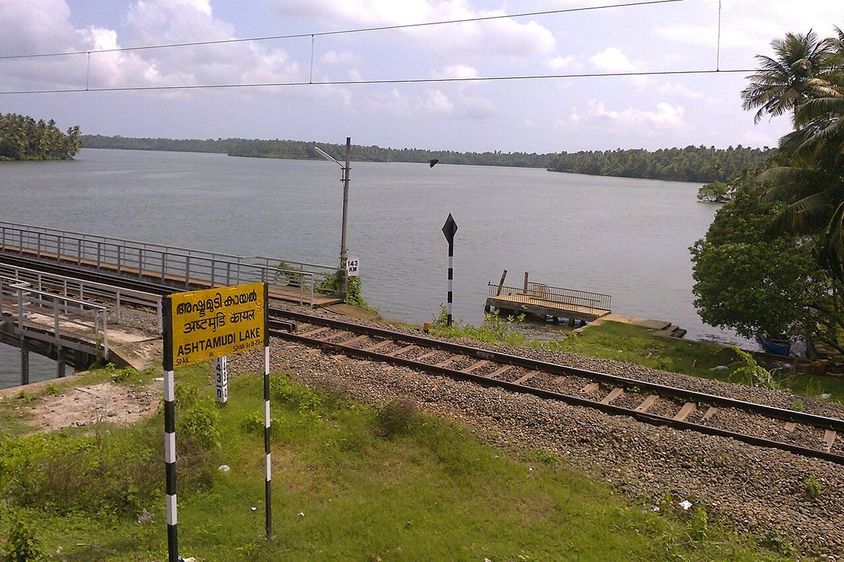 Ashtamudi Lake, Kollam - India Travel Guide hero image